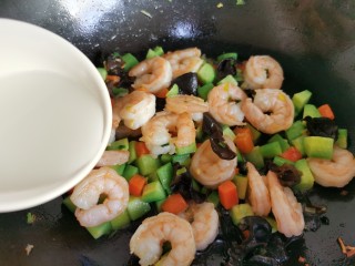 16、黄瓜木耳炒虾仁,最后加入提前准备好的淀粉水勾芡。