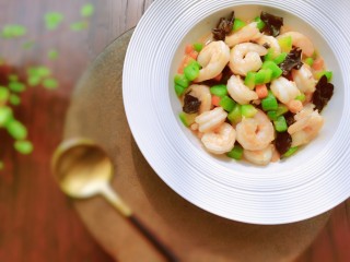 18、黄瓜木耳炒虾仁,清淡好吃，喜欢的试试吧！