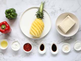 1、菠萝咕噜豆腐,准备好所需食材和调味。