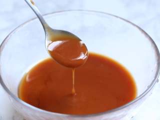 7、菠萝咕噜豆腐,取一碗,放入番茄酱、白糖、盐、淀粉和清水混合均匀,制成调味汁。