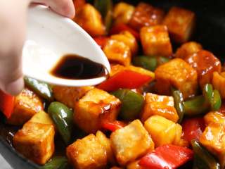 10、菠萝咕噜豆腐,最后淋上香醋即可。