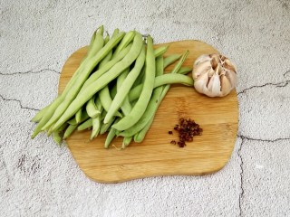 1、家常四季豆,准备好食材，洗净