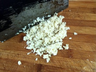 2、家常四季豆,蒜子切未