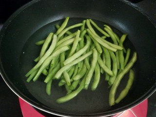4、家常四季豆,做水烧开，加少许盐，再下四季豆