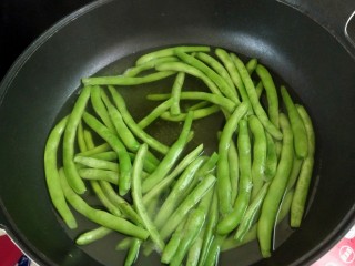 5、家常四季豆,焯至颜色变深，捞出过凉水
