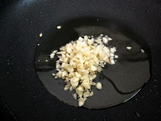 7、家常四季豆,热锅凉油，下花椒小火煸香后，捞出花椒不用，再下2/3的蒜未煸香