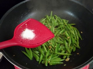 11、家常四季豆,盐调味