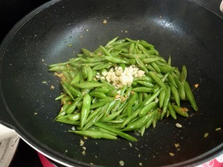 12、家常四季豆,出锅前加入剩余的蒜未即可