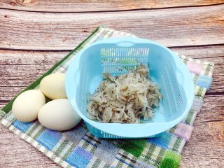 1、厨房挑战 荤菜 锅塌鲜虾皮,准备好食材。