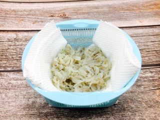 3、厨房挑战 荤菜 锅塌鲜虾皮,沥干其水分或者用厨房用纸吸干其水分。