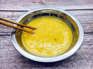 8、厨房挑战 荤菜 锅塌鲜虾皮,用筷子搅拌均匀至鲜虾皮鸡蛋液里无淀粉颗粒。