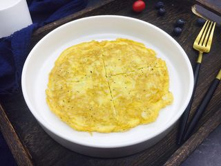 11、厨房挑战 荤菜 锅塌鲜虾皮,把鲜虾皮鸡蛋液饼盛到餐盘里备用。