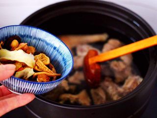 9、姬松茸板栗炖鸡汤,加入浸泡好的所有调料。