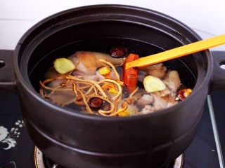 10、姬松茸板栗炖鸡汤,再加入2片姜。