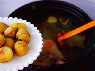 13、姬松茸板栗炖鸡汤,打开锅盖,倒入板栗进行炖煮半个小时。