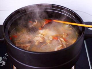 16、姬松茸板栗炖鸡汤,大火煮沸后继续煮10分钟左右。