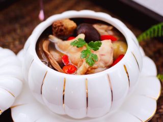 18、姬松茸板栗炖鸡汤,鲜香可口又滋补的鸡汤就炖好了。