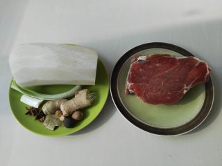 1、冬季养生暖身汤  羊肉萝卜汤,羊肉、萝卜，葱姜、调味料备好