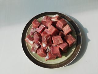 3、冬季养生暖身汤  羊肉萝卜汤,羊肉切块，过水洗一下