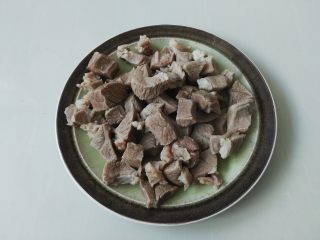 5、冬季养生暖身汤  羊肉萝卜汤,焯好的羊肉捞出备用