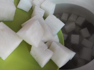 9、冬季养生暖身汤  羊肉萝卜汤,倒入切好的白萝卜和盐继续炖