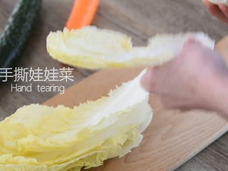 1、这道菜既能减脂又不失营养，做法超级简单,娃娃菜洗净用手撕片备用