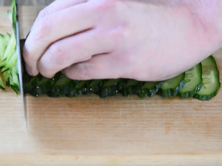 2、这道菜既能减脂又不失营养，做法超级简单,胡萝卜、黄瓜切丝