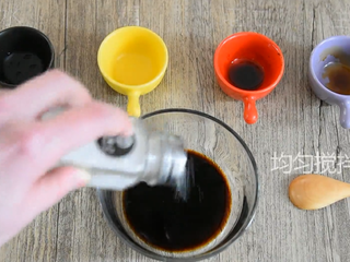 3、这道菜既能减脂又不失营养，做法超级简单,取空碗，加入1勺生抽、小半勺老抽、1茶匙糖、少许盐搅拌均匀