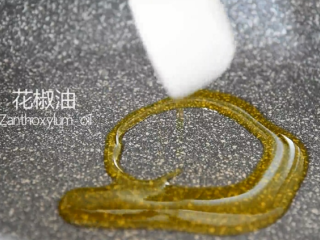 5、这道菜既能减脂又不失营养，做法超级简单,锅中倒入花椒油