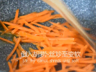 6、这道菜既能减脂又不失营养，做法超级简单,倒入胡萝卜丝炒至变软