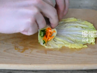 7、这道菜既能减脂又不失营养，做法超级简单,娃娃菜加入适量的黄瓜丝、胡萝卜丝慢慢卷起