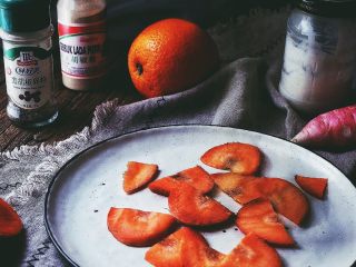 3、春日香橙萝卜沙拉 健康低卡,切好的胡萝卜片再切成两半，放入盘中