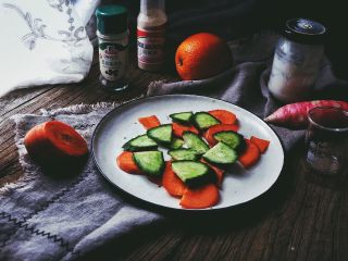 4、春日香橙萝卜沙拉 健康低卡,黄瓜用同样的方法切片，放入盘中