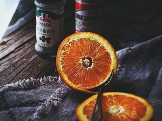 6、春日香橙萝卜沙拉 健康低卡,插入一个勺子转一圈，即可挖出完整的橙子