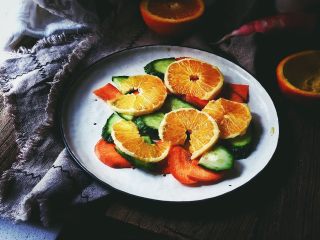 8、春日香橙萝卜沙拉 健康低卡,将橙子切片，放入盘中