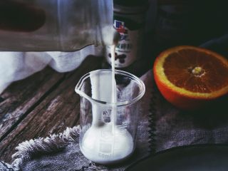 11、春日香橙萝卜沙拉 健康低卡,将酸奶倒入容器中