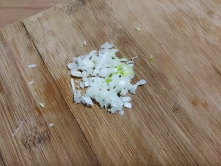 3、冬瓜汤汆蛋黄酱圆子,大葱切末