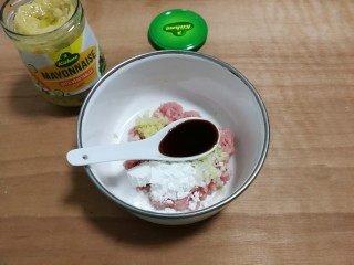 10、冬瓜汤汆蛋黄酱圆子,放入一勺生抽