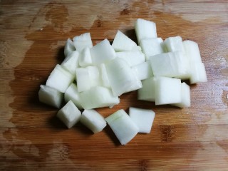 14、冬瓜汤汆蛋黄酱圆子,冬瓜削去皮切成块