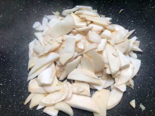 6、杏鲍菇炒西兰花,放入杏鲍菇翻炒1分钟,炒至杏鲍菇有点软为止。