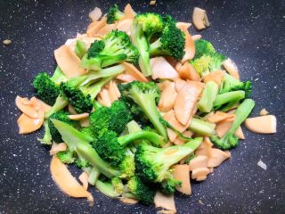 8、杏鲍菇炒西兰花,焖好以后,倒入焯好水的西兰花,快速翻炒2分钟,加入适量鸡精翻炒均匀,即可出锅。