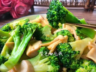 9、杏鲍菇炒西兰花,美味的杏鲍菇炒西兰花做好了,味道特别赞,想瘦身的宝宝赶紧做起来吧。