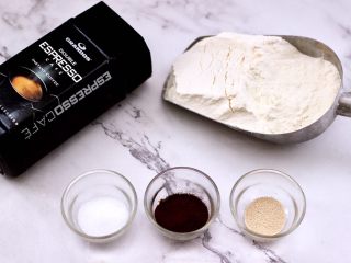 1、花样咖啡小鞋子馒头,首先称重备齐所有的食材。