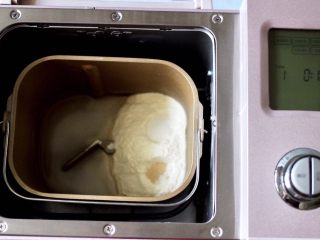 2、花样咖啡小鞋子馒头,把所有的食材倒入面包桶里,启动和面程序和面。