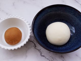 3、花样咖啡小鞋子馒头,和好的面团,取出大概五分之一的面团,加入咖啡粉揉匀备用,如果喜欢颜色再深一点,可以多加一点咖啡粉,把两个颜色的面团进行醒发。