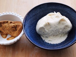 4、花样咖啡小鞋子馒头,醒发好的面团组织呈蜂窝状。