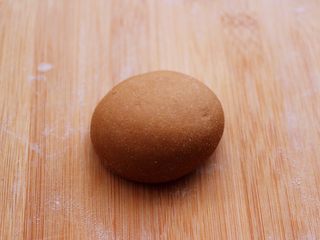 5、花样咖啡小鞋子馒头,把两个颜色的面团排气揉匀后,先把咖啡面团揉圆后。