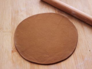 6、花样咖啡小鞋子馒头,用擀面杖擀成薄片。