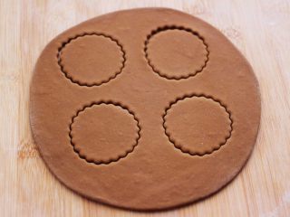 7、花样咖啡小鞋子馒头,先用模具压出圆形面皮。