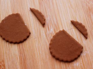 8、花样咖啡小鞋子馒头,再用刀切掉一块,如图。